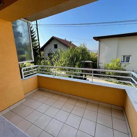 Kuca Na Mirnoj Lokaciji U Blizini Grada