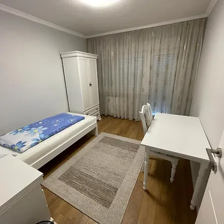 Kuca Na Mirnoj Lokaciji U Blizini Grada